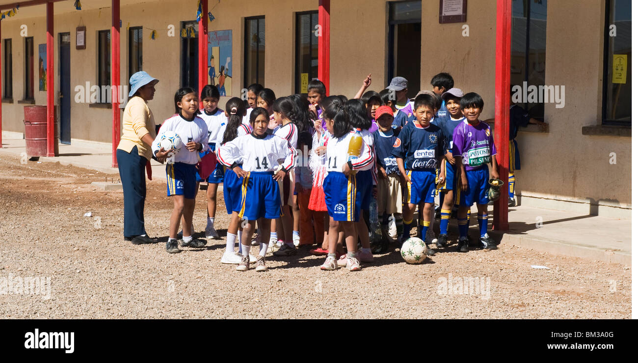 Kinder auf dem Schulhof, San Cristobal, Altiplano, Potosi, Bolivien Stockfoto