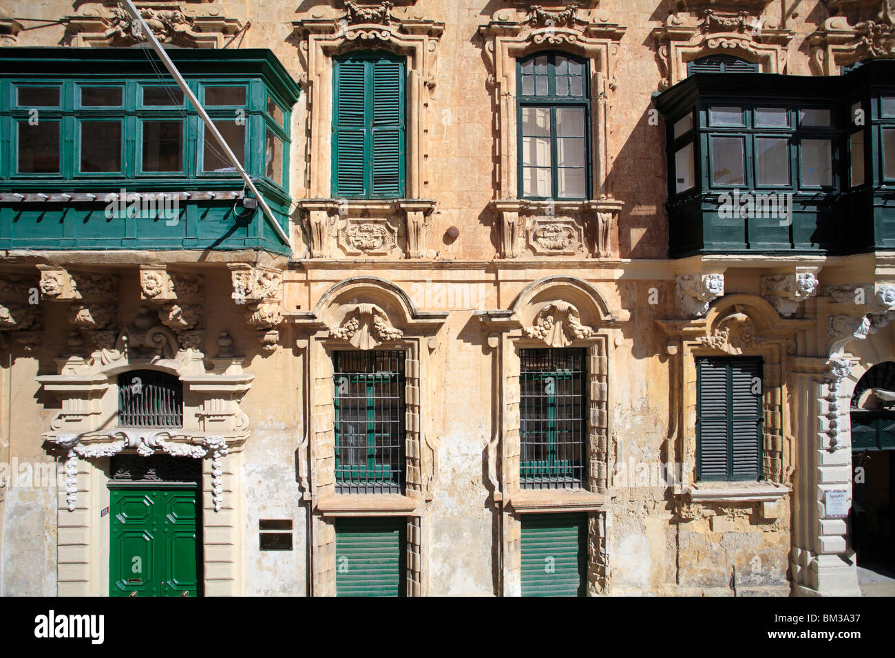 Die sehr dekorative und detaillierte barocke Fassade des maltesischen Staatsdienst Clubgebäude in Valletta, Malta Stockfoto