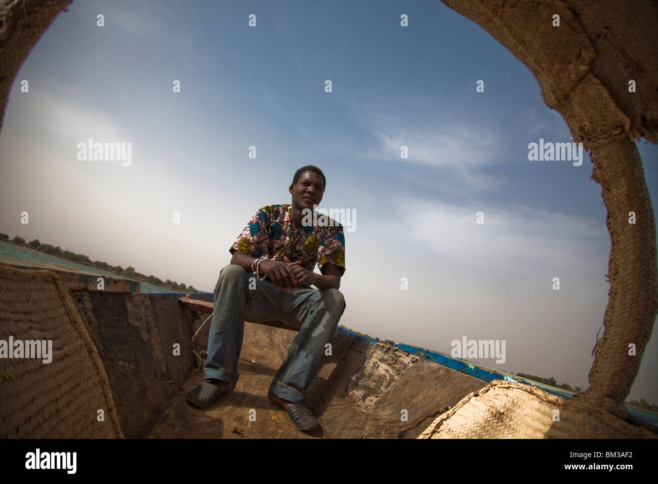 Abdoulaye Kassambara, Touristenführer in Segou, Mali, führt eine Tour mit dem Boot zu Keramik Dorf von Kalabougou. Stockfoto