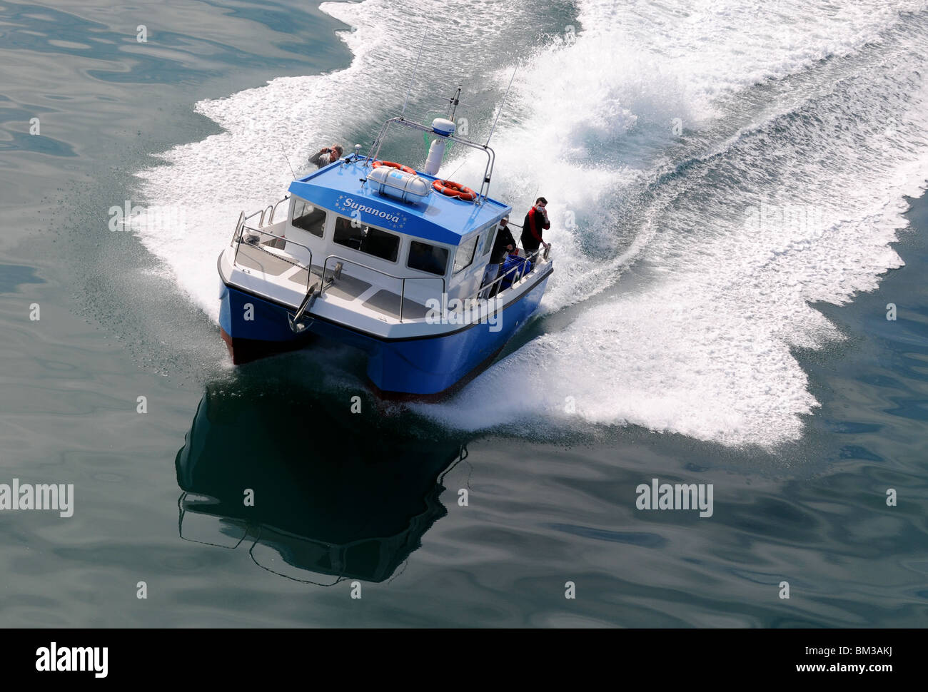 Angelboot/Fischerboot tragen Angler am Meer mit Geschwindigkeit Stockfoto