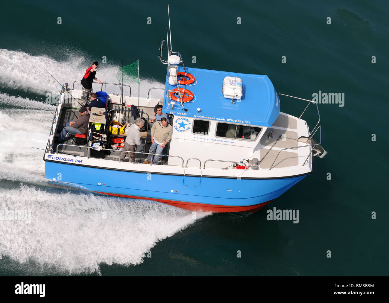 Angelboot/Fischerboot tragen Angler am Meer mit Geschwindigkeit Stockfoto