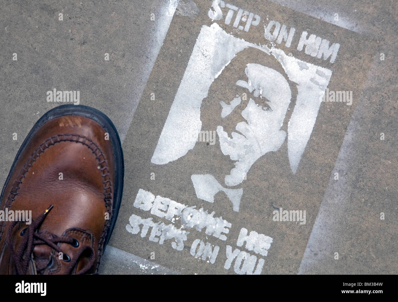 Anti-David Cameron Schablone auf London Pflaster Stockfoto