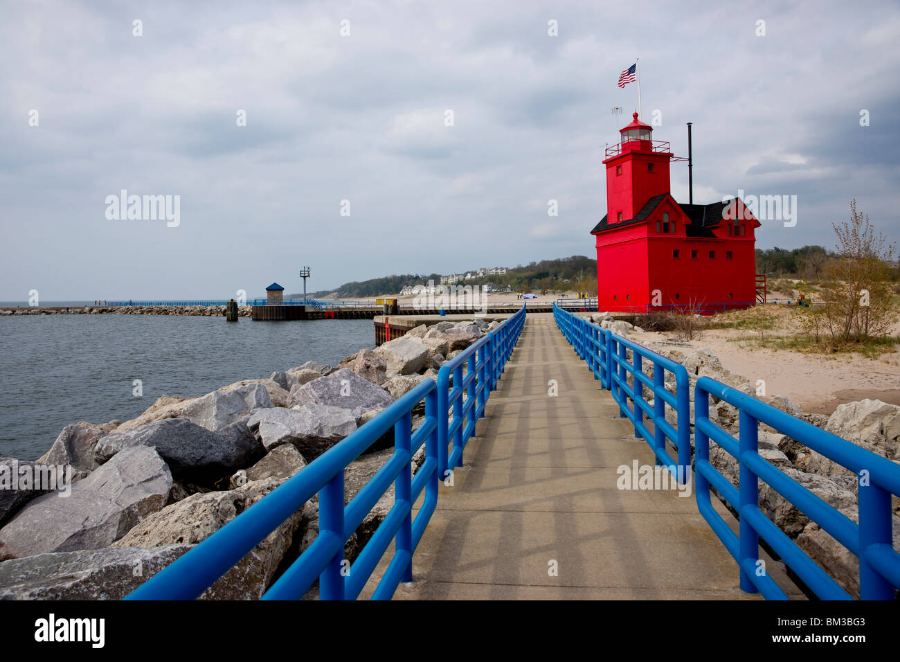 Tulip Time Festival Dutch Holland Michigan in den USA Niedrigwinkelansicht des Big Red Lighthouse mit US-Flagge und Fußgängersteg mit Sicherheitsgeländern in hoher Auflösung Stockfoto