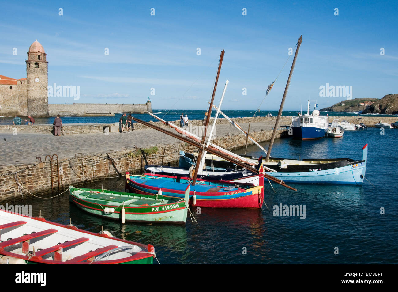 Boote am Kai in Collioure in Südfrankreich mit Notre-Dame-des-Anges Kirche im Hintergrund. Stockfoto