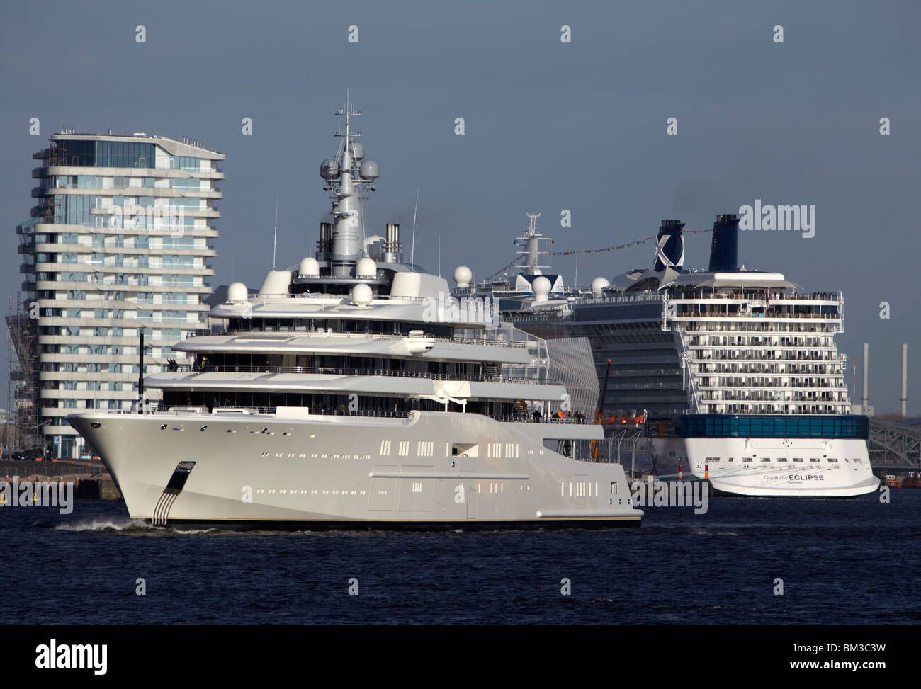 16. April 2010. Hamburg, Deutschland. Yacht Eclipse verlässt die Werft Blohm + Voss. Stockfoto