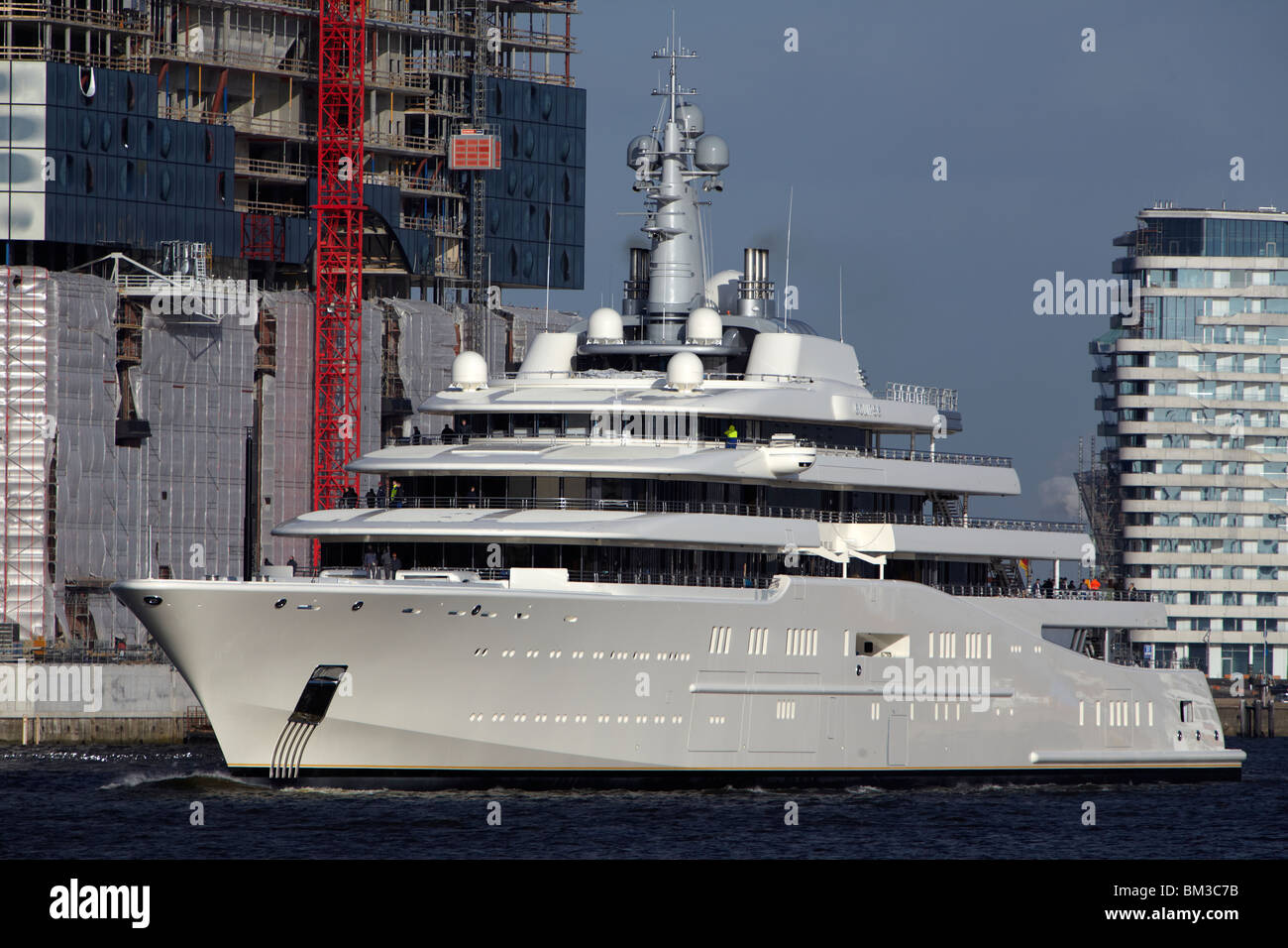 16. April 2010. Hamburg, Deutschland. Yacht Eclipse verlässt die Werft Blohm + Voss. Stockfoto
