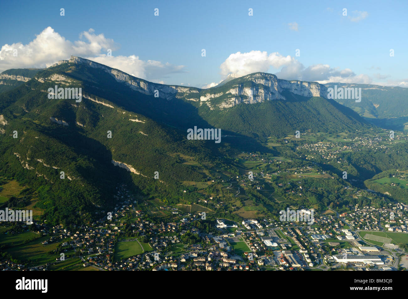 Luftbild von Saint Alban Leysse Dorf und Reittiere Nivolet und Peney. Wirsing (Savoie), Rhône-Alpes, Französische Alpen, Frankreich Stockfoto