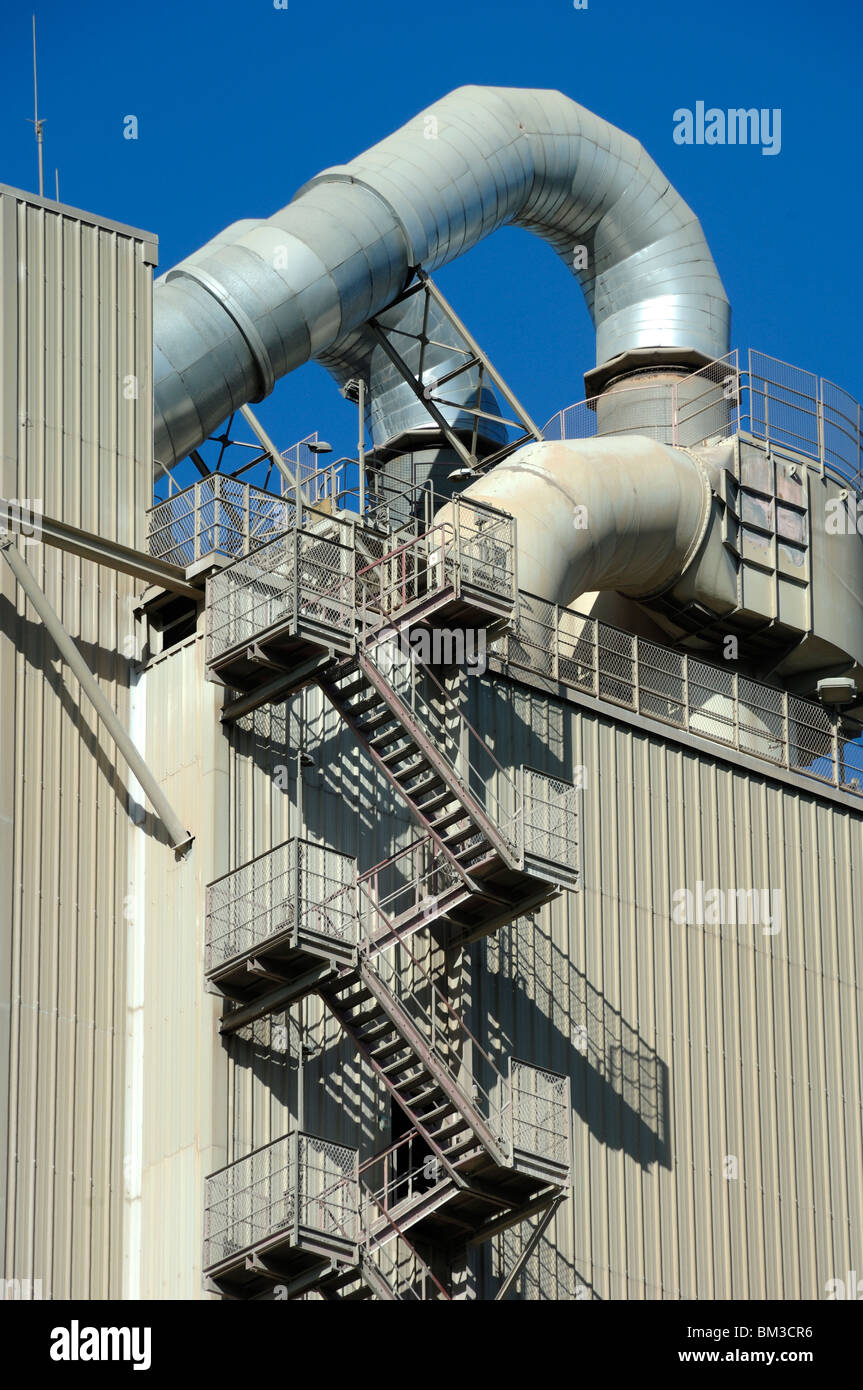 Industriearchitektur mit Außenrohren & Industrietreppe, Zementwerk oder Fabrik, Beaucaire, Gard Département, Frankreich Stockfoto