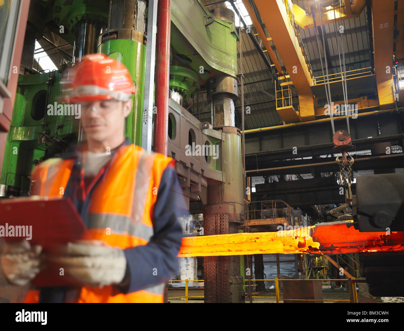 Arbeiter mit Stahl-Schmiede Stockfoto