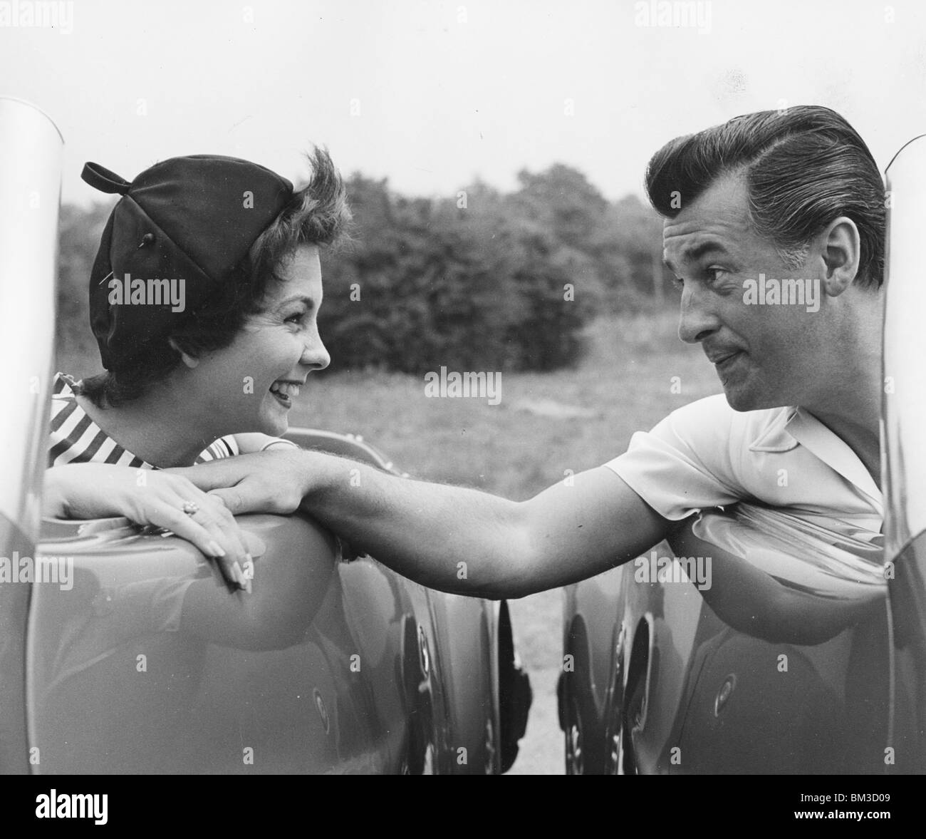 JEAN SIMMONS und Verlobte STEWART GRANGER mit ihrer identisch Bristol NP-Coupés, die sie 1949 gekauft. Stockfoto