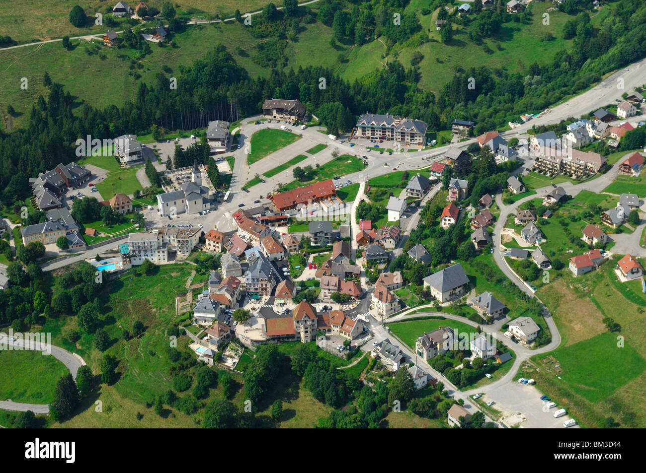 Luftaufnahme des Dorfes Saint-Pierre de Chartreuse. Isere, Rhône-Alpes, Französische Alpen, Frankreich Stockfoto