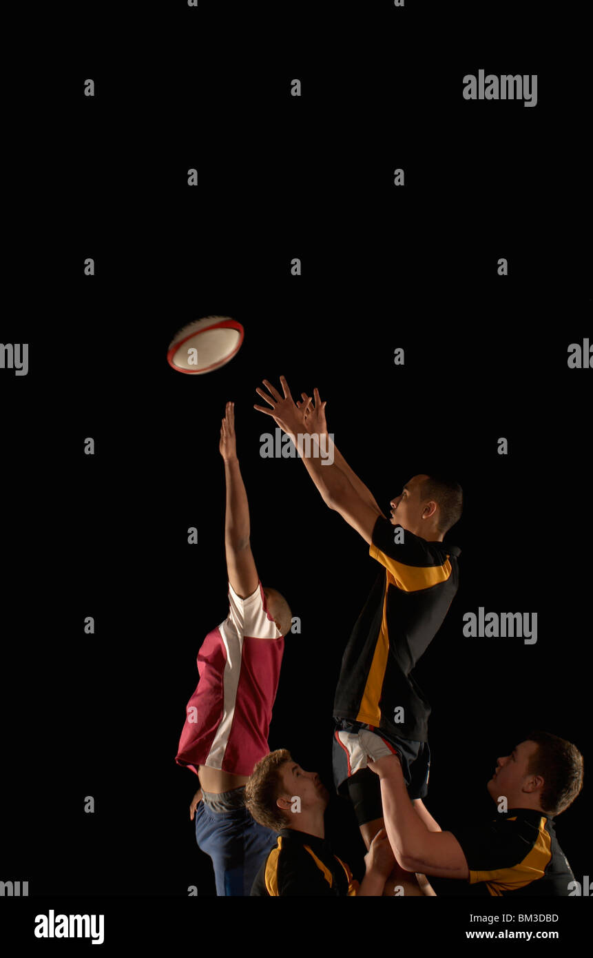 Rugby-Spieler für Kugel springen Stockfoto