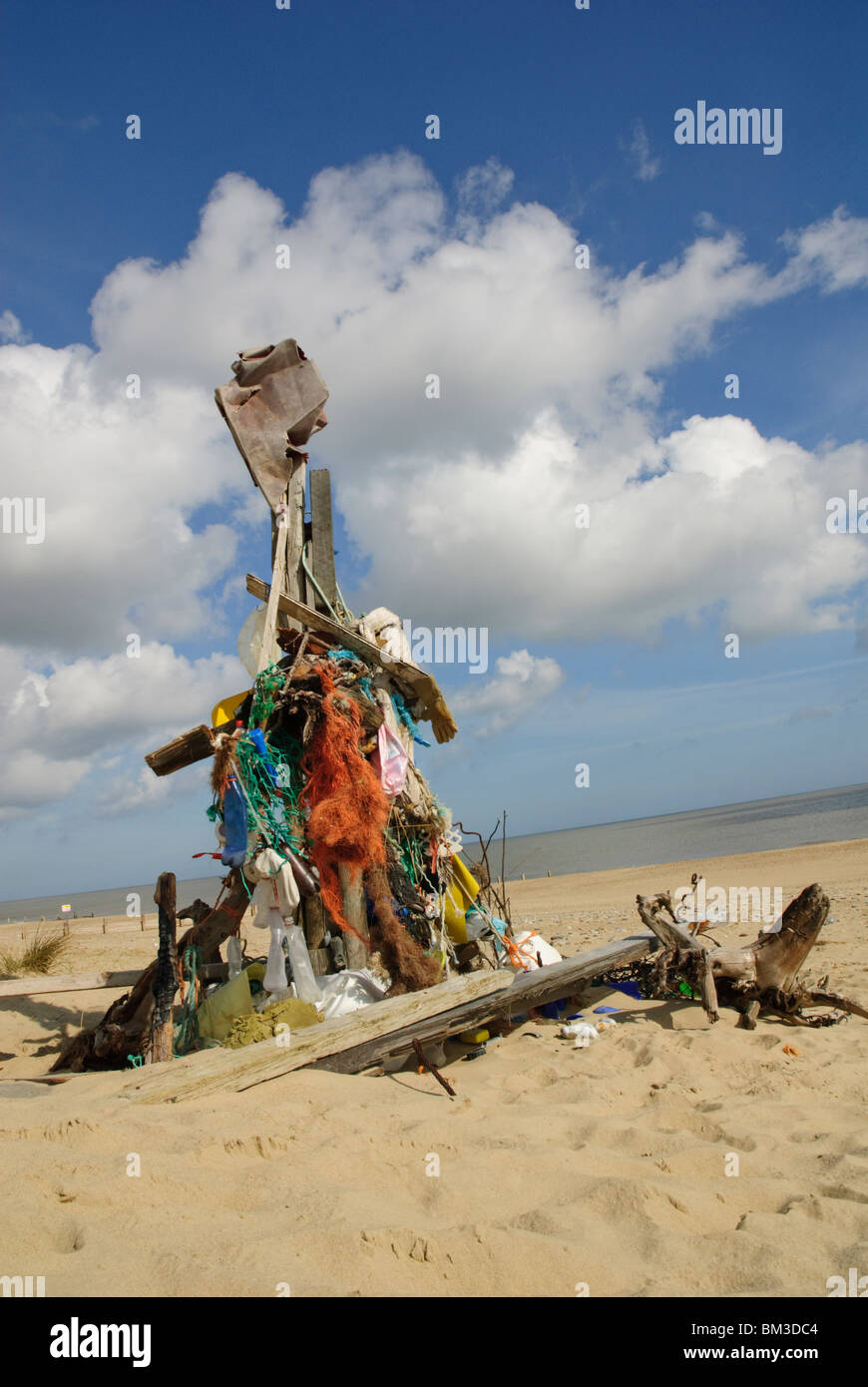 Skulptur aus Treibgut am Strand von Winterton, Norfolk, Großbritannien Stockfoto