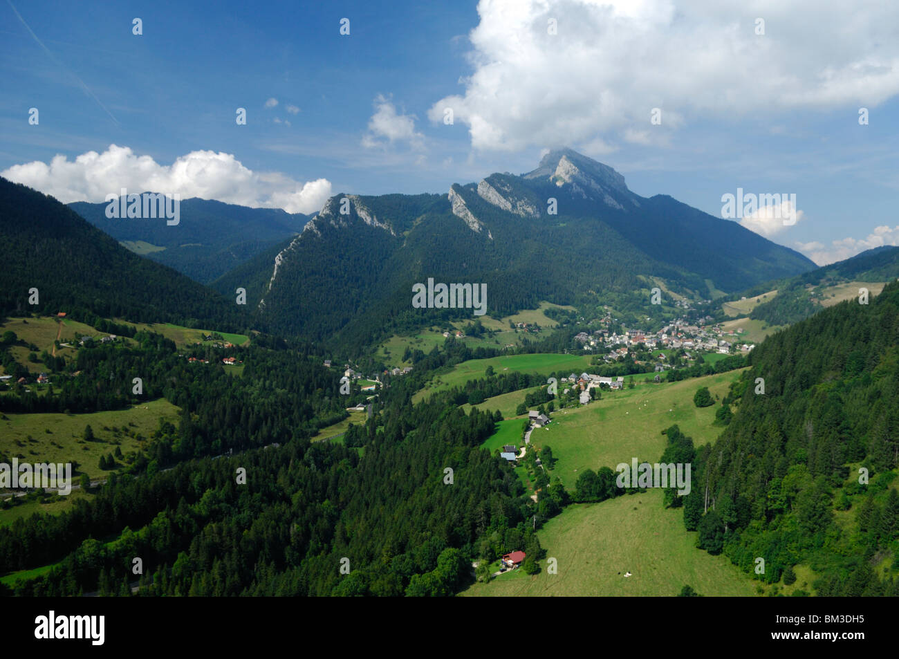Luftaufnahme des Perquelin-Tals. Saint-Pierre de Chartreuse und 'Grand Som'. Isere, Rhône-Alpes, Französische Alpen, Frankreich Stockfoto