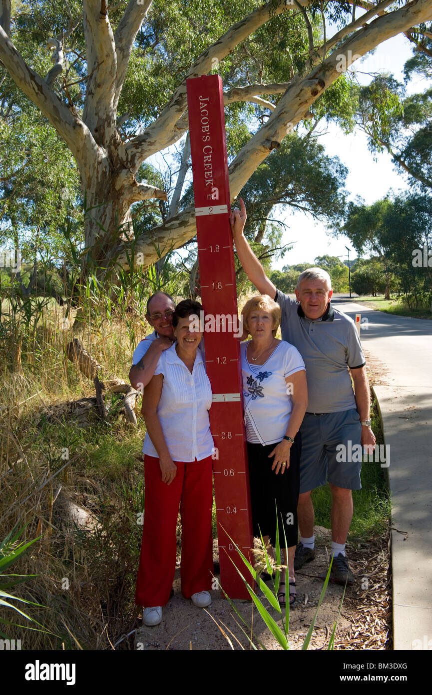 Charlie, Brenda, Trish und Phil durch den Schild mit Wasserstand Höhen in Jacobs Creek in der Barossa Valley of South Australia Stockfoto