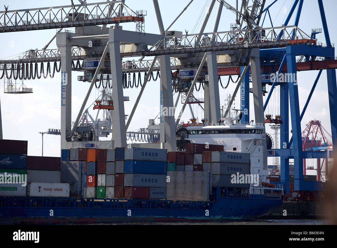 Gesamtansicht des HHLA Container Terminals im Hamburger Hafen. Stockfoto