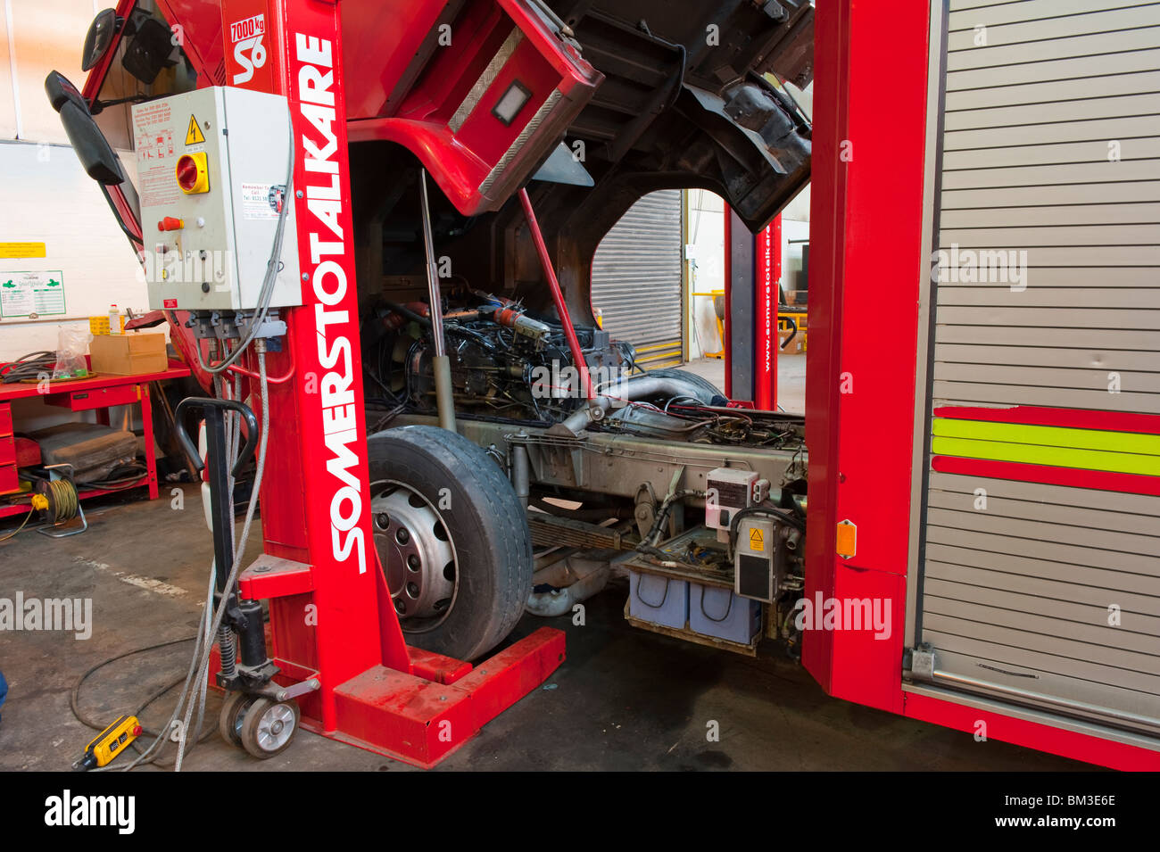 Feuerwehrauto im Workshop mit Kupplung ersetzt Stockfoto