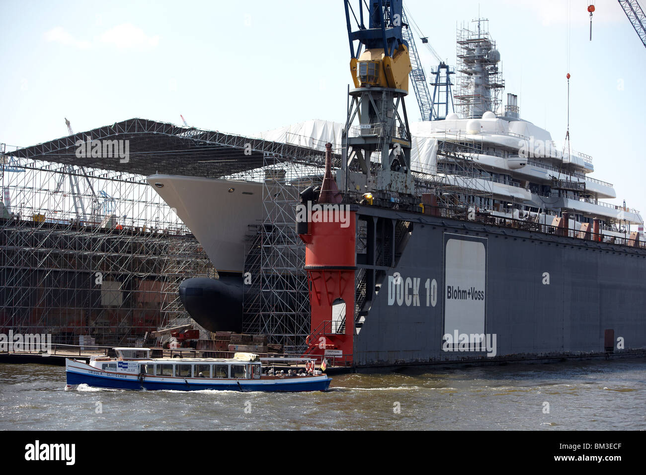 Die Yacht Eclipse hat an der Werft Blohm + Voss angedockt. Stockfoto