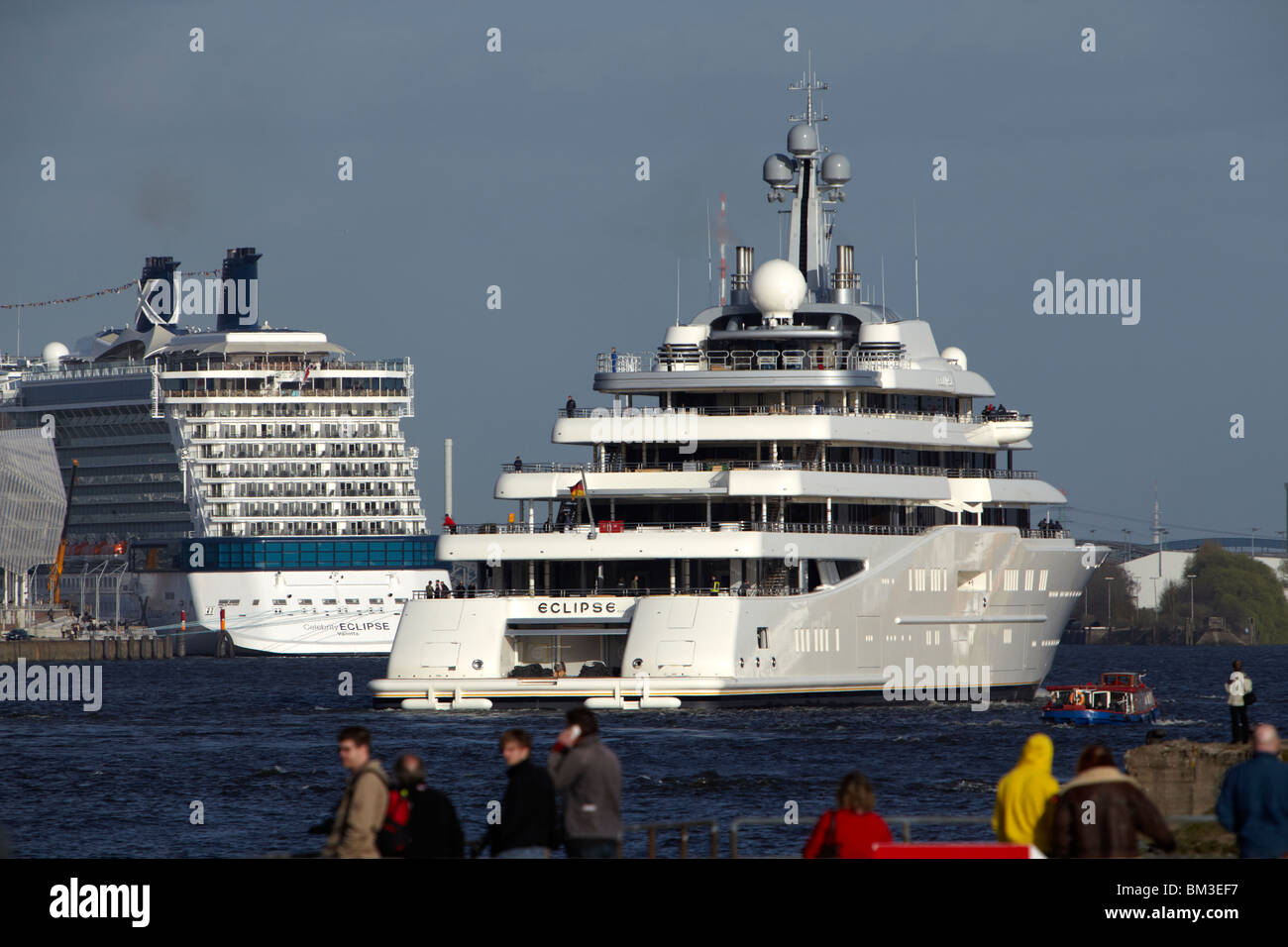 roman abramovich yacht hamburg