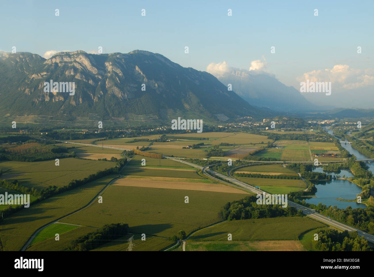 Luftbild von Francin und Combes de Savoie. Rechts Isere Fluss. Wirsing (Savoie), Rhône-Alpes, Französische Alpen, Frankreich Stockfoto