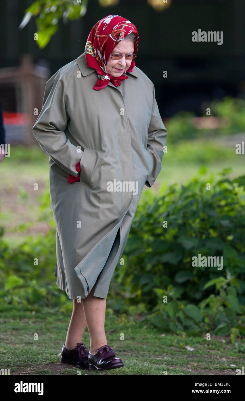 Die britische Königin Elizabeth II auf der Royal Windsor Horse Show ein  Regenmantel und roten Kopftuch tragen Stockfotografie - Alamy