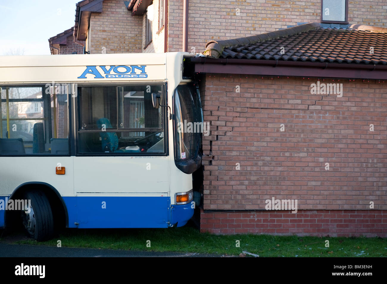 Bus prallte gegen die Wand des Hauses Stockfoto