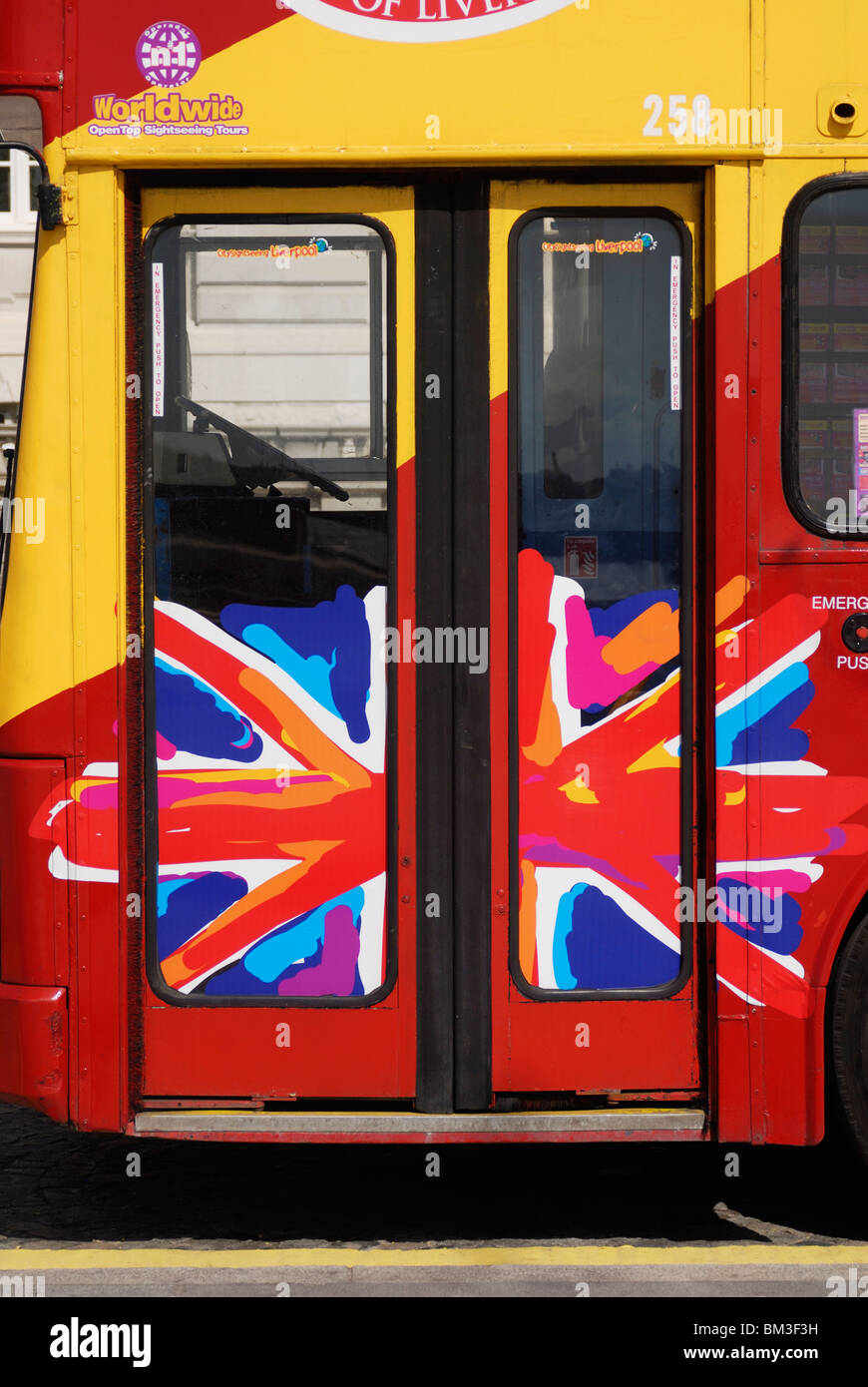 Die Anschluß-Markierungsfahne, auch bekannt als der Union Jack, gemalt auf einer Tour Bustür in Liverpool. Stockfoto