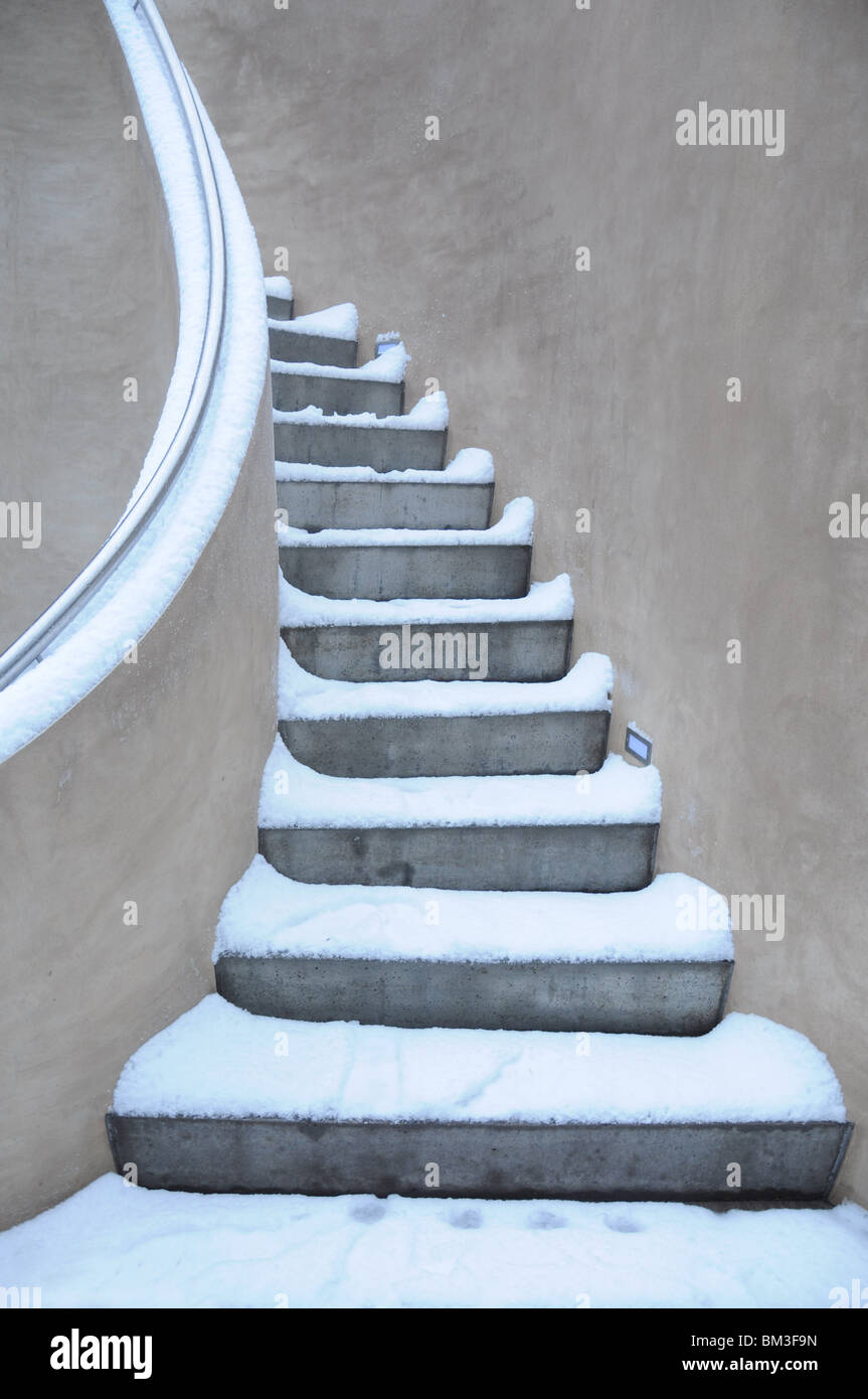 Gekrümmten Schritte im Schnee bedeckt nach starkem Schneefall im Januar 2010. Stockfoto