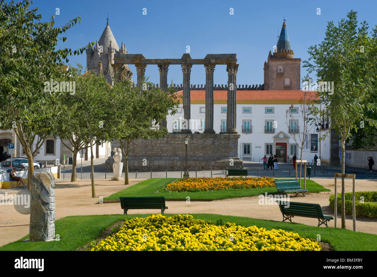 Portugal, Alentejo Évora, der römische Tempel, Diana und Kathedrale von öffentlichen Gärten gesehen Stockfoto