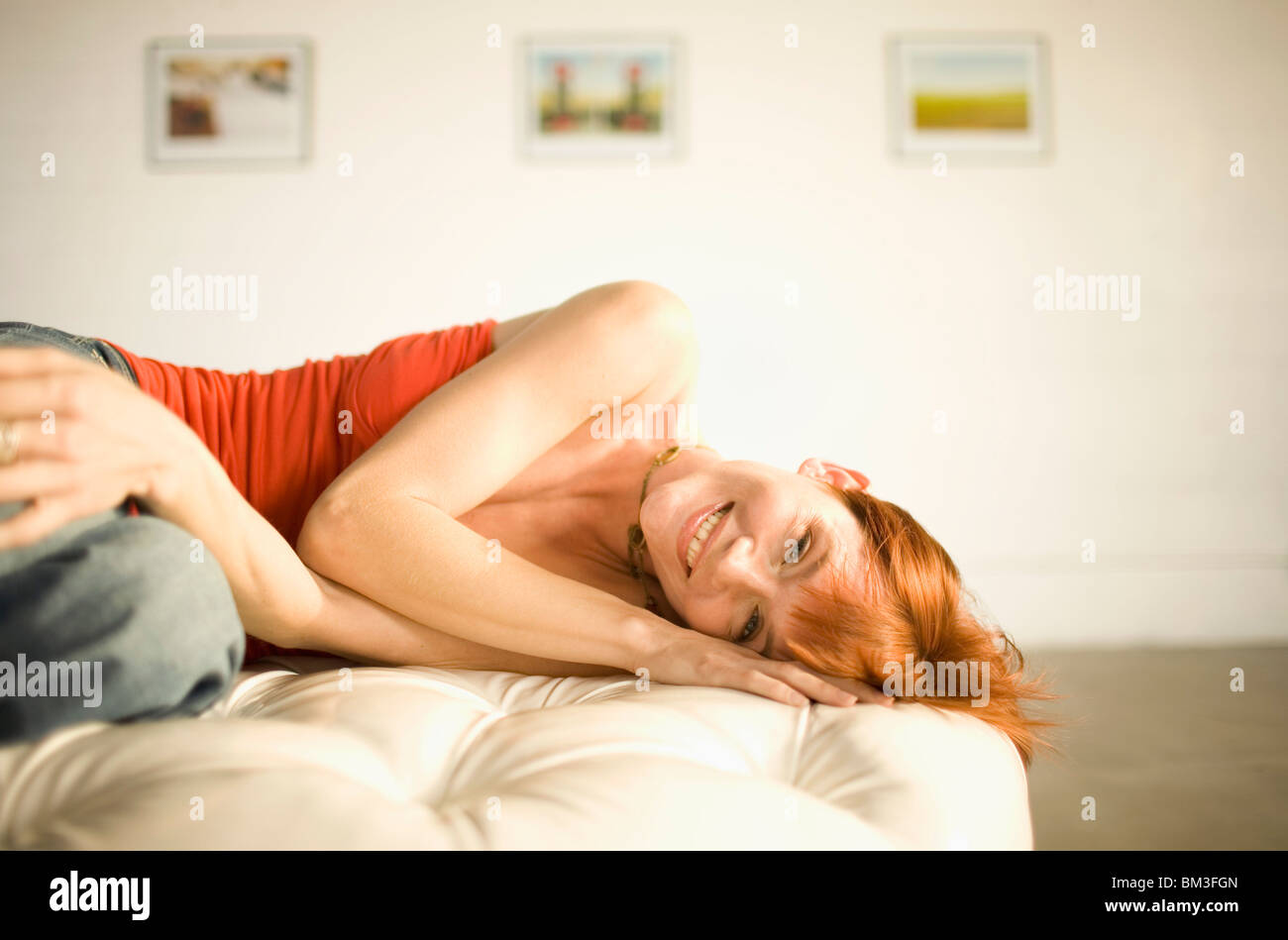 Frau in Loft-Wohnung Stockfoto