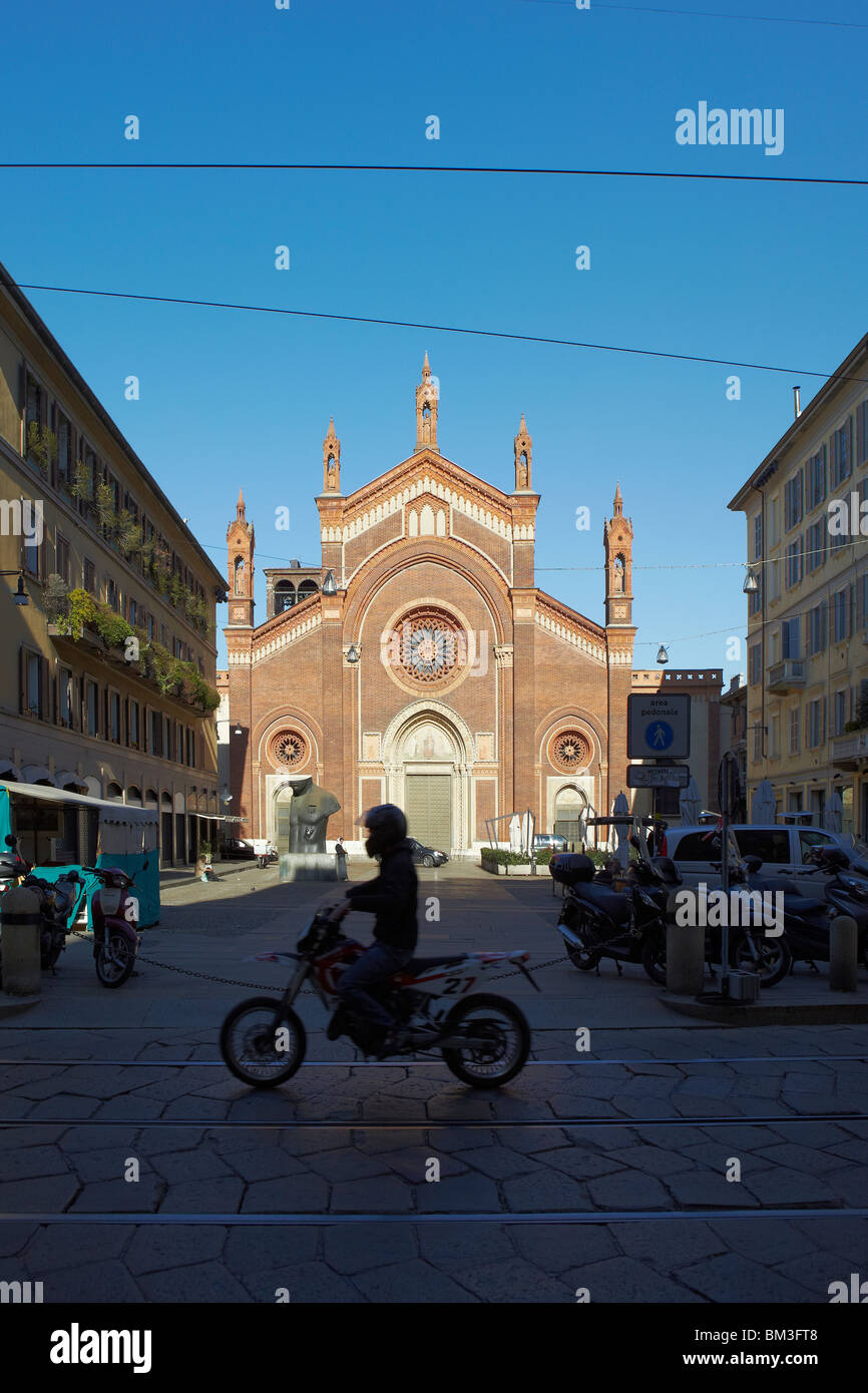 Moped-außen Chiesa Santa Maria del Carmine, in Mailand, Italien Stockfoto