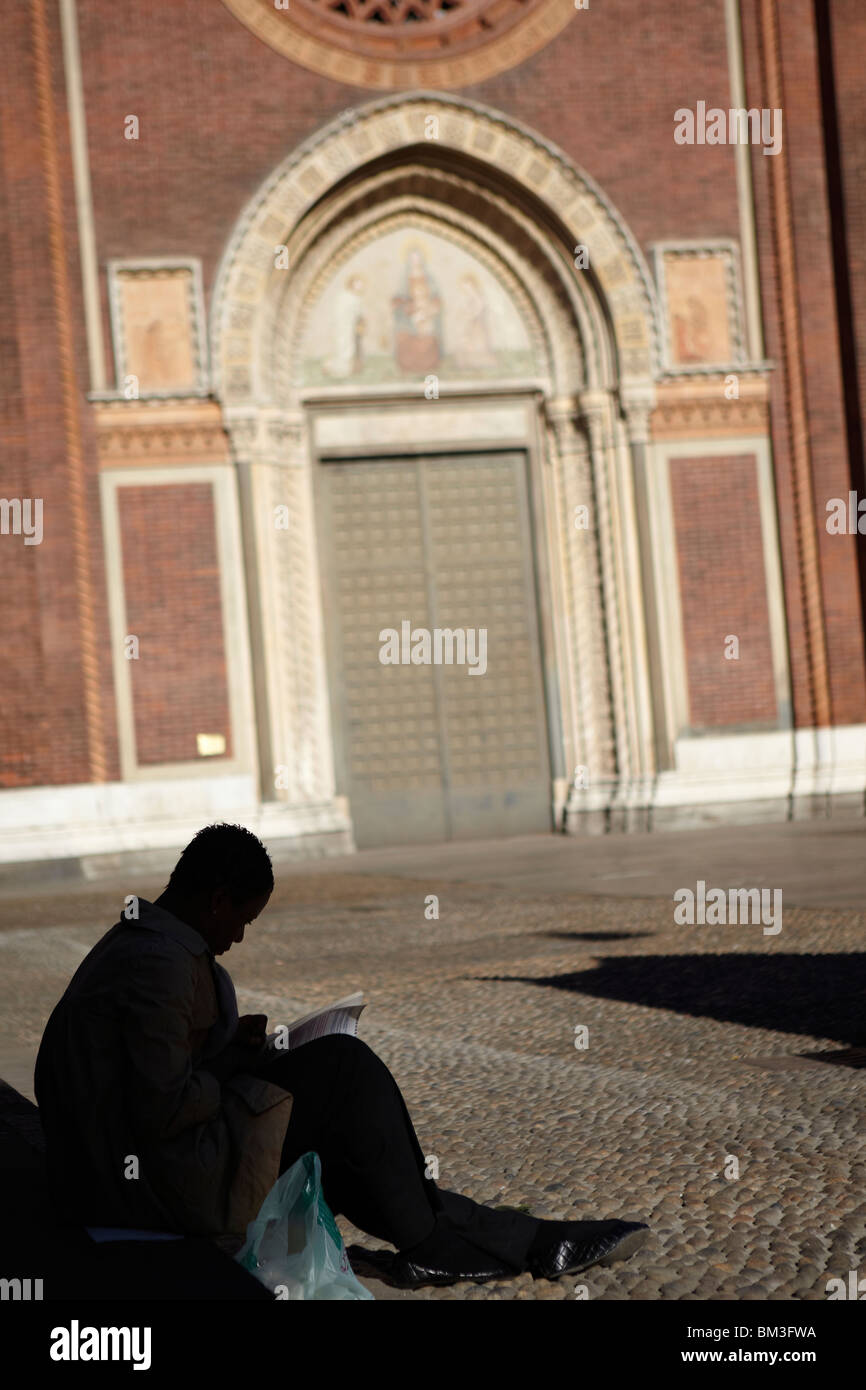 Lady lesen außen Chiesa Santa Maria del Carmine, in Mailand, Italien Stockfoto