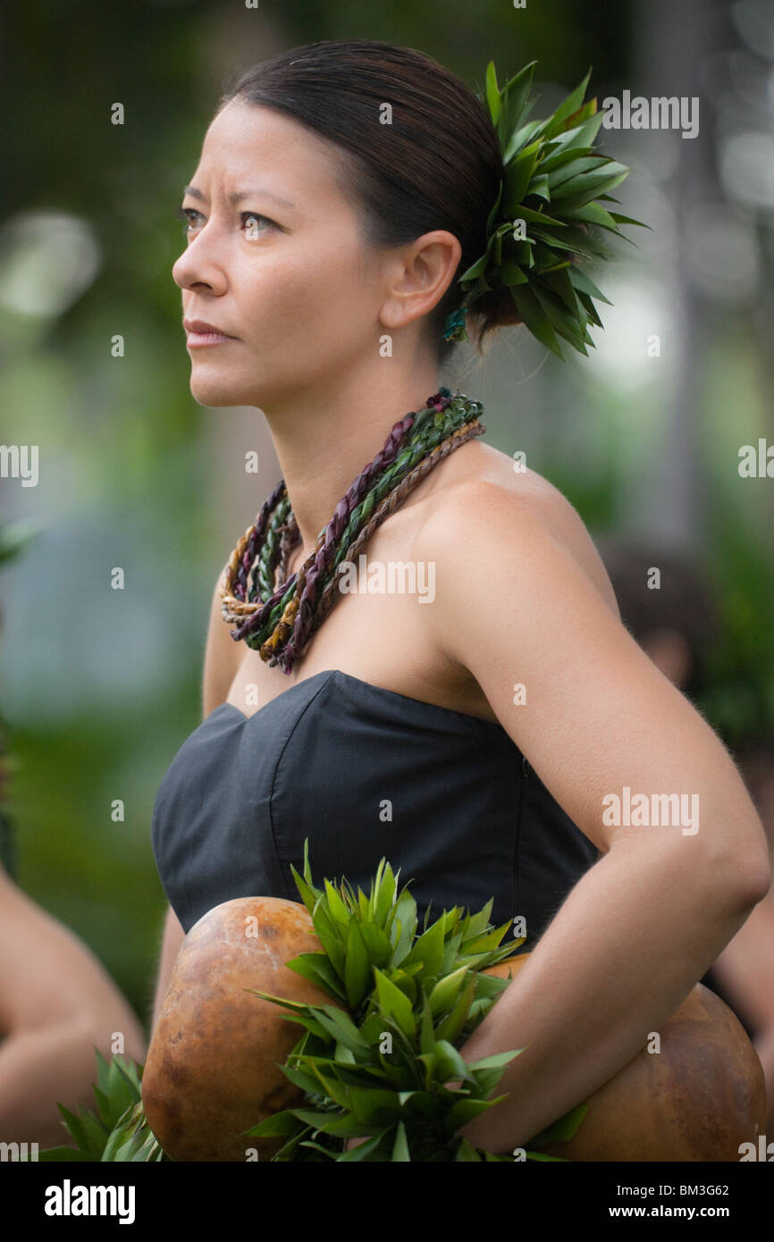 Traditionelle hawaiianische Hula (Kahiko) mit Ipu (Trommel) auf Hawaiis Big Island durchgeführt. Stockfoto