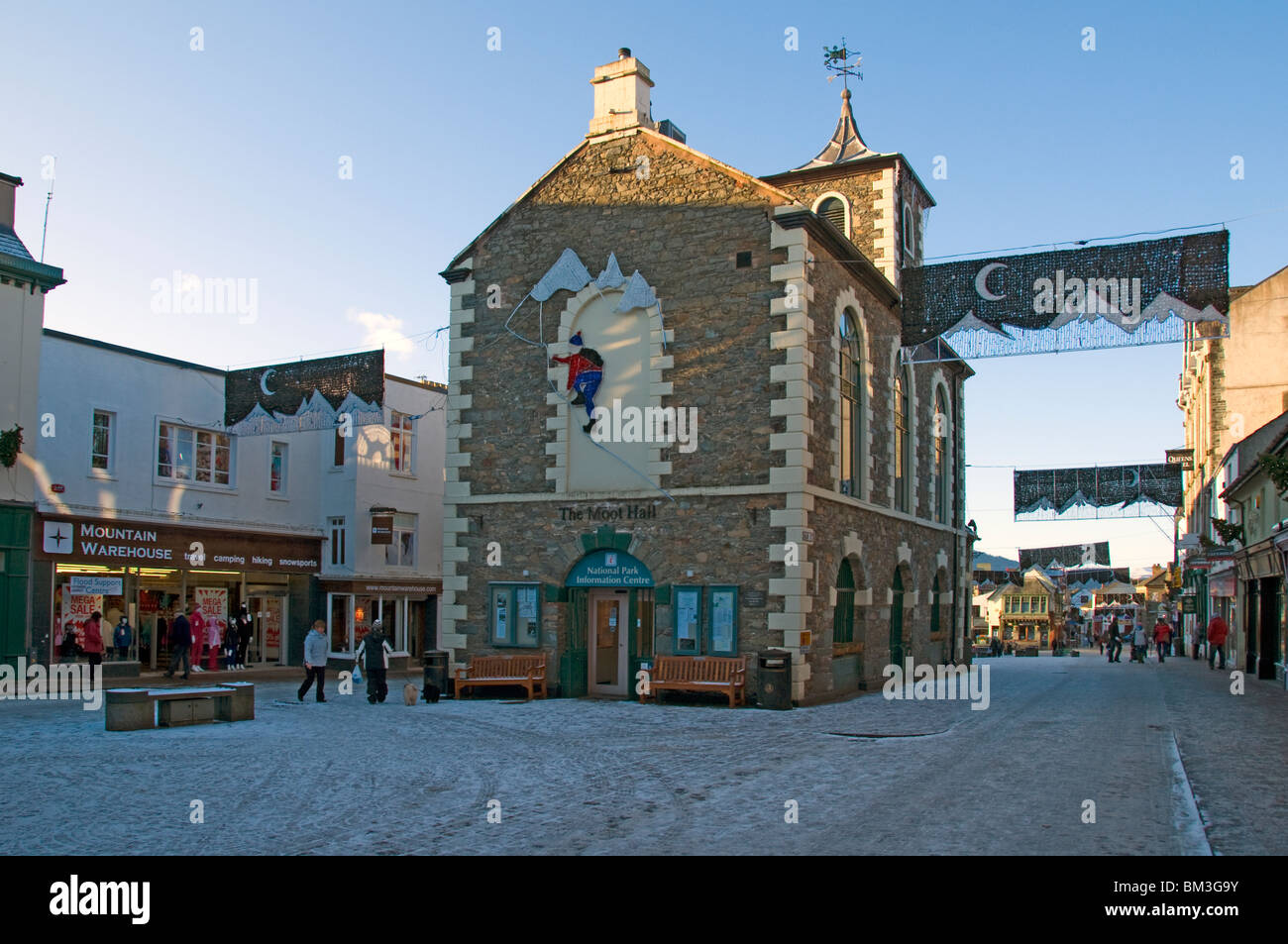 Der Moot Hall in Keswick im Winter mit Weihnachtsschmuck.  Keswick, Lake District, Cumbria, England, UK Stockfoto