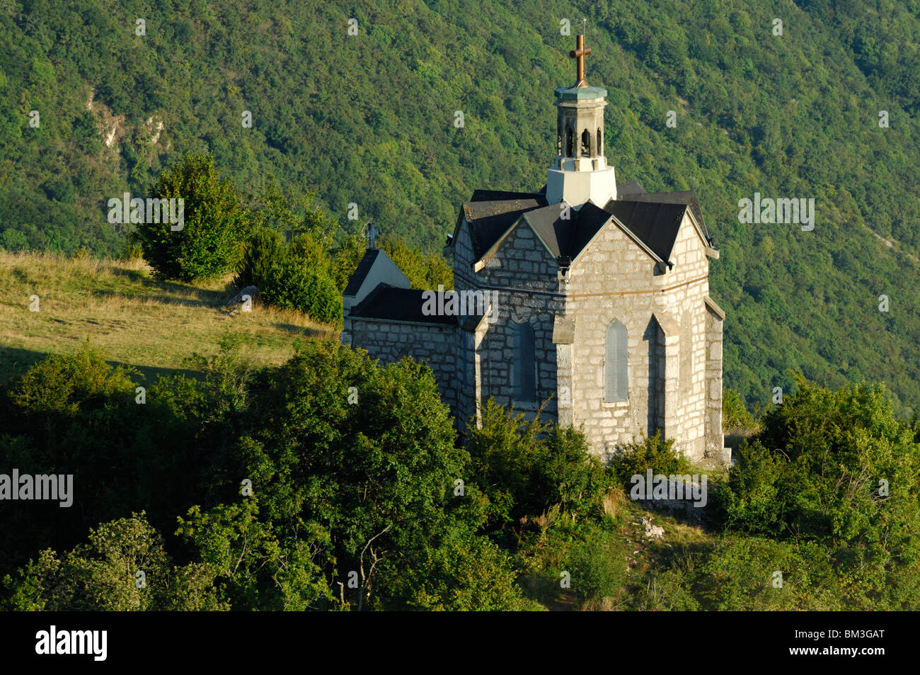 Luftaufnahme der Kapelle St. Michel. Challes-Les-Eaux. Wirsing (Savoie), Rhône-Alpes, Französische Alpen, Frankreich Stockfoto