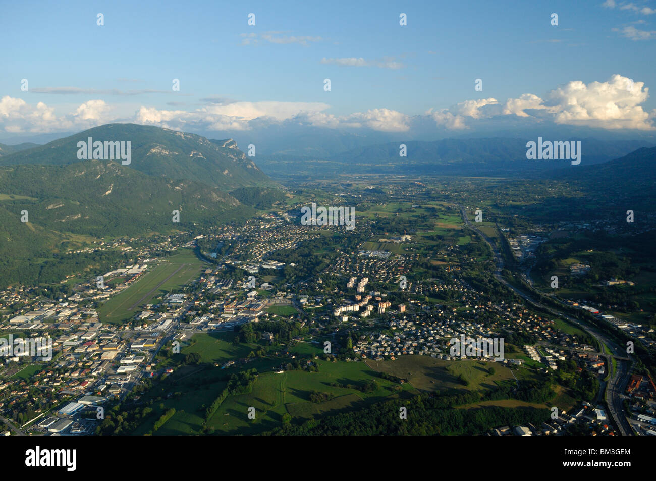 Luftaufnahme des Tals Cluses de Chambéry. Challes-Les-Eaux und La Ravoire. Wirsing (Savoie), Rhône-Alpes, Französische Alpen, Frankreich Stockfoto
