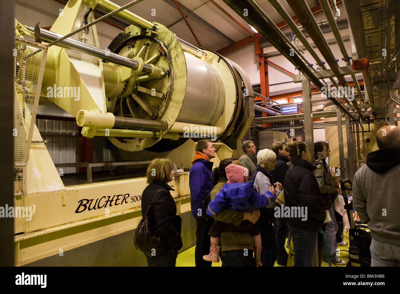 Großbritannien, England, Herefordshire, viel Marcle, Grenzen Farm, Weston Apfelmosterei, Saft-Presse-Center, Touristen auf geführte tour Stockfoto
