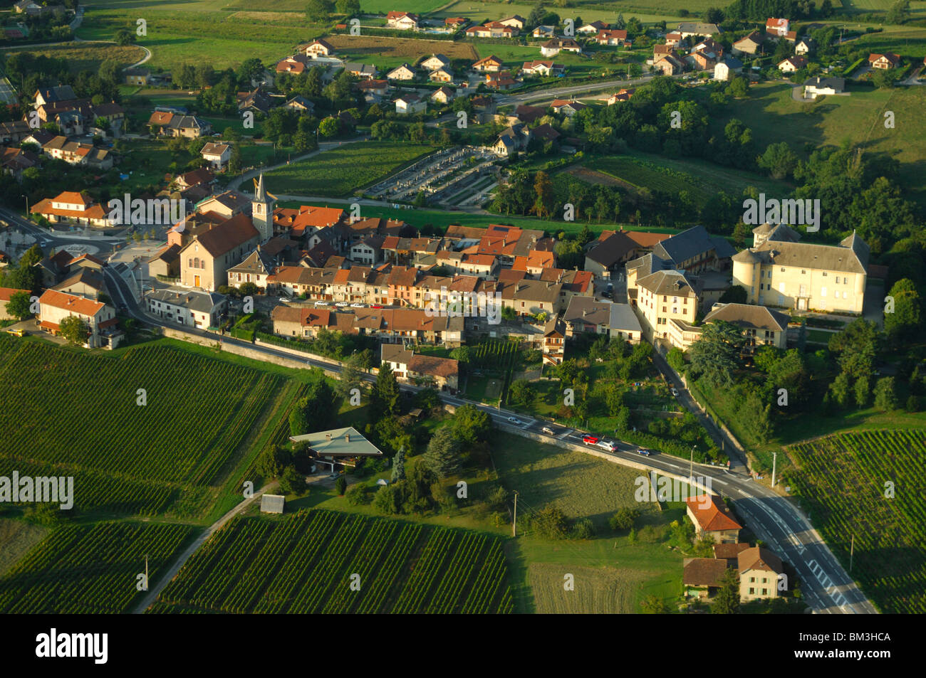 Luftaufnahme des Dorfes Les Marches. Wirsing (Savoie), Rhône-Alpes, Französische Alpen, Frankreich Stockfoto