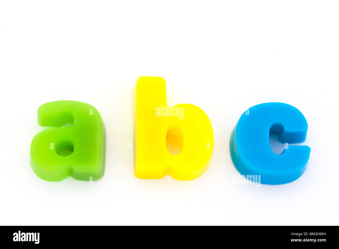 ABC grün gelb und blau Magnetbuchstaben auf weiß Stockfoto
