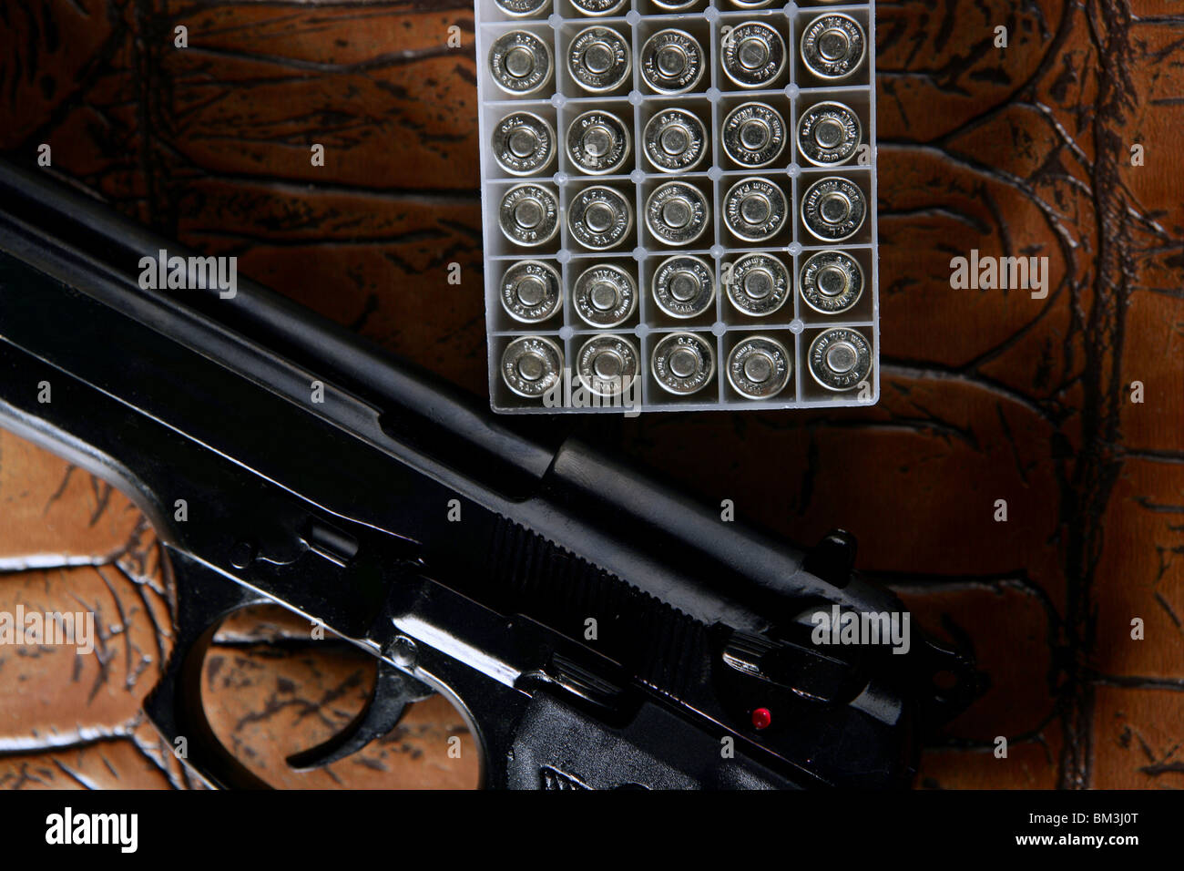 Schwarze Pistole Pistole mit Kugel-Box in braunem Leder Stockfoto