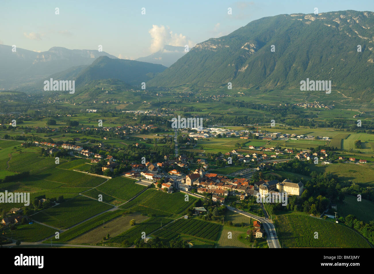Luftaufnahme des Tal namens Cluses de Chambéry. Montgelas-Gipfel zurück. Wirsing (Savoie), Rhône-Alpes, Französische Alpen, Frankreich Stockfoto