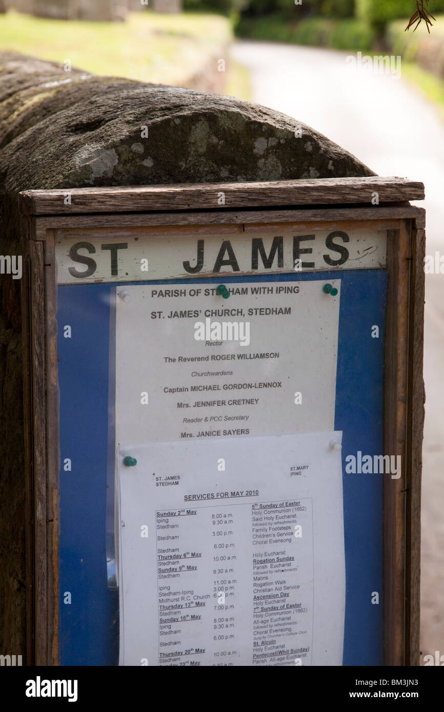 Schwarzes Brett der Dorfkirche und der Kirchhof von St. James am Stedham in West Sussex Stockfoto