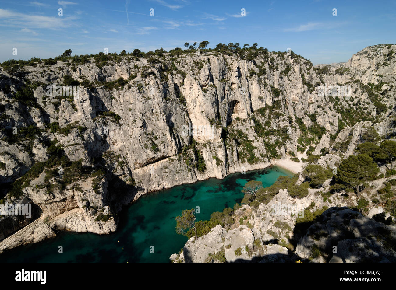 Calanque (provenzalischer Fiord) d'en Vau oder en Vau, Strand und Kalksteinfelsen, bei Cassis, Nationalpark Calanques, Provence Frankreich Stockfoto