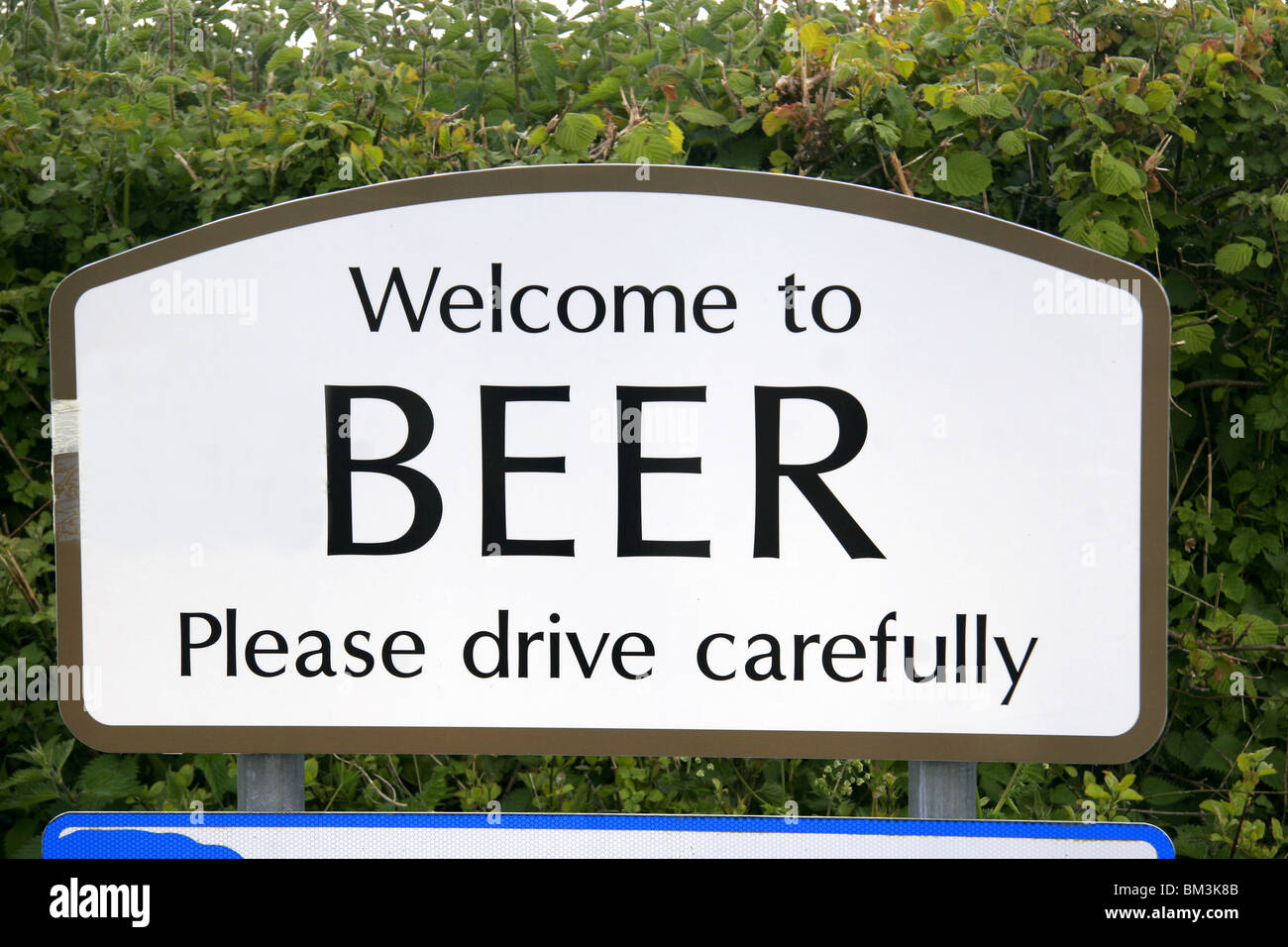 Willkommen Sie bei Bier Ortsschild, Devon, England Stockfoto