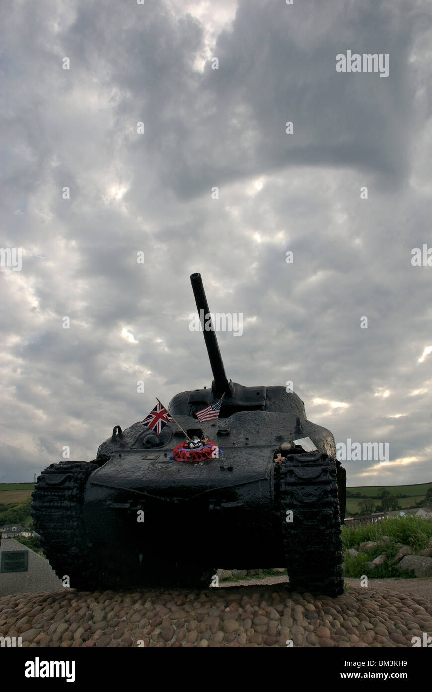 Weltkrieg zwei Sherman Tank Denkmal mit natürlichen geschwungenen Wolkenbildung, Slapton Sands, Torcross, Devon, UK Stockfoto