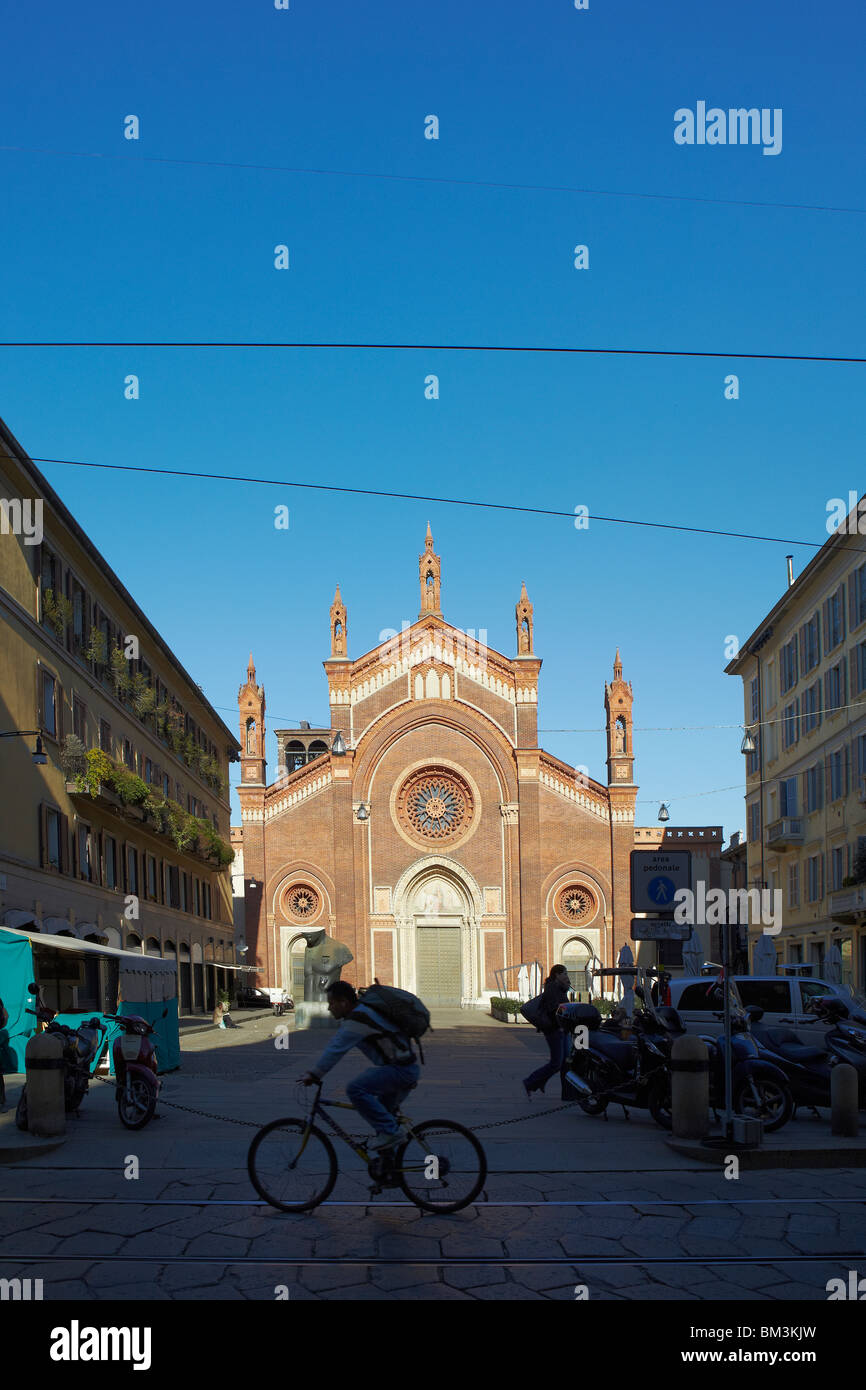 Fahrrad außerhalb Chiesa Santa Maria del Carmine, in Mailand, Italien Stockfoto