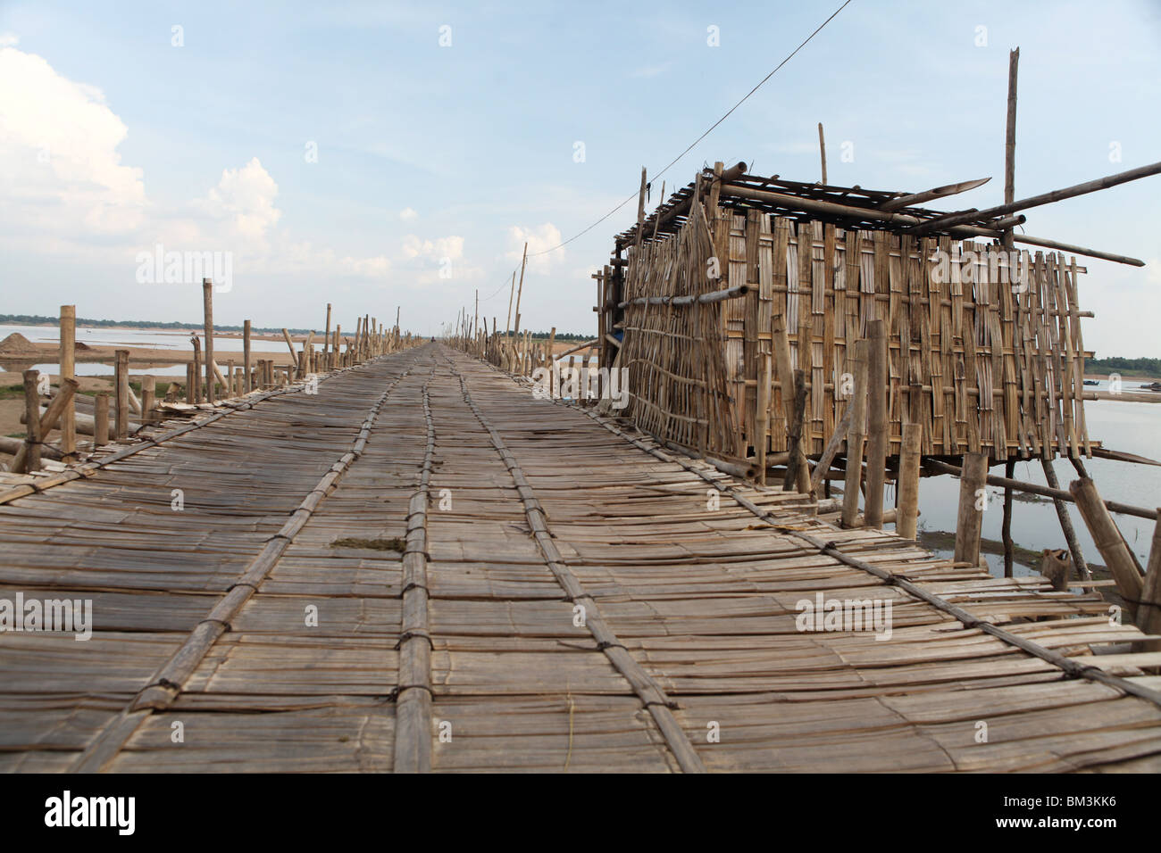 Die saisonalen Bambusbrücke über den Mekong-Fluss in der Trockenzeit, Kampong Cham, Kambodscha. Stockfoto