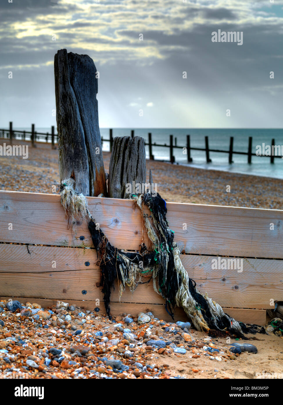 Abgenutzte Buhnen auf Camber Sands Beach East Sussex Stockfoto