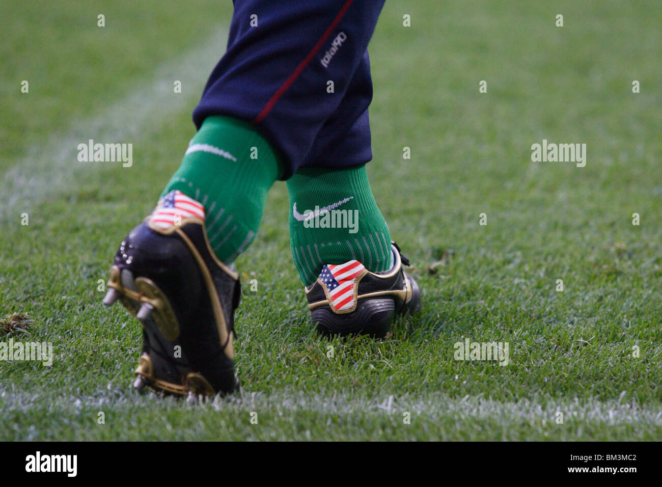 Nahaufnahme des amerikanischen Flaggen auf die Schuhabsätze der USA Torwart Tim Howard während der Warm-ups vor einem 2006 WM-Spiel. Stockfoto