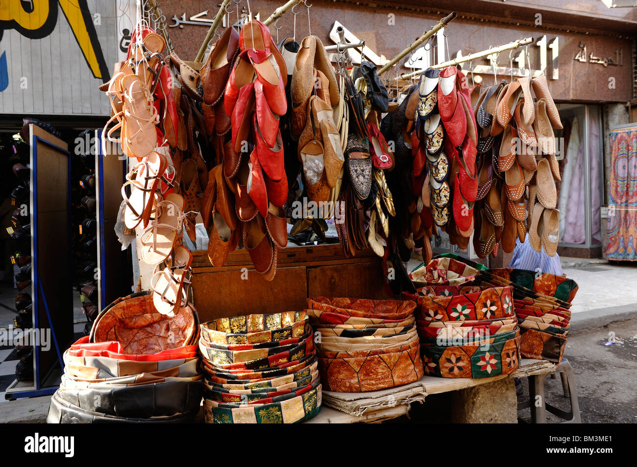 Sandalen und Multi farbige Körbe zum Verkauf an Khalili Khan Basar, islamische Kairo, Kairo, Ägypten Stockfoto